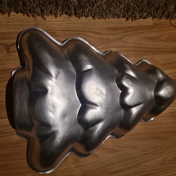 Sugarcraft Creations - Wilton Christmas Tree Cake Pan for hire. 14